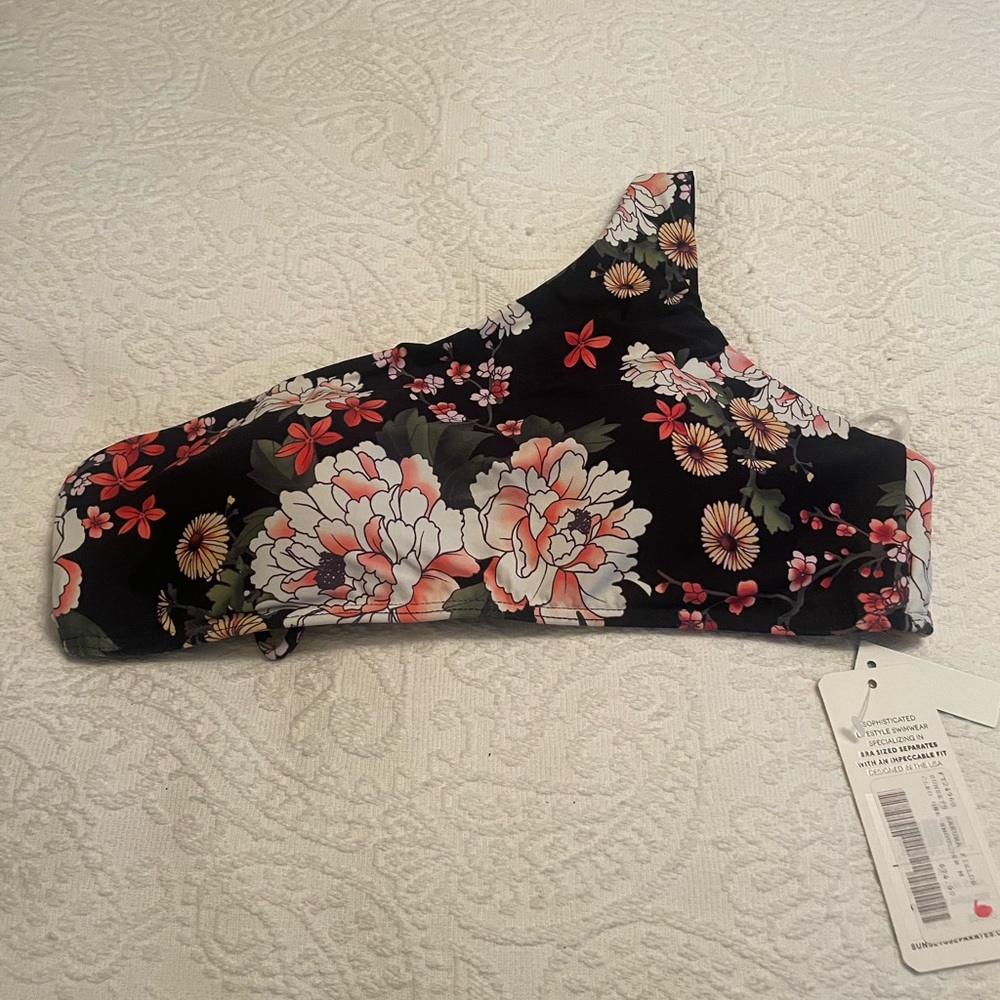 NWT Sunsets California one shoulder bikini top